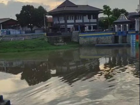 Penuh Keseruan, Aksi Warga Semarang Main Perosotan di Kali Ini Curi Perhatian