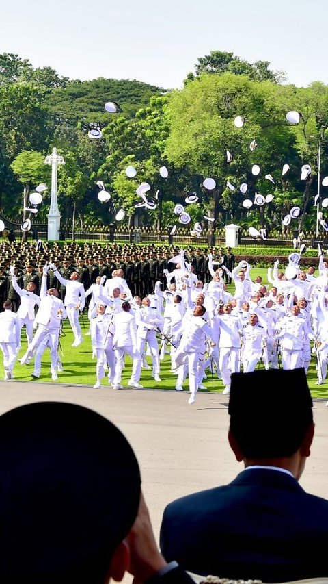 Yel-Yel Penuh Semangat Perwira Polri Hingga Sujud di Istana Kejutkan Jokowi & Iriana