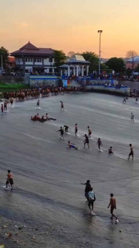 Penuh Keseruan, Aksi Warga Semarang Main Perosotan di Kali Ini Curi Perhatian