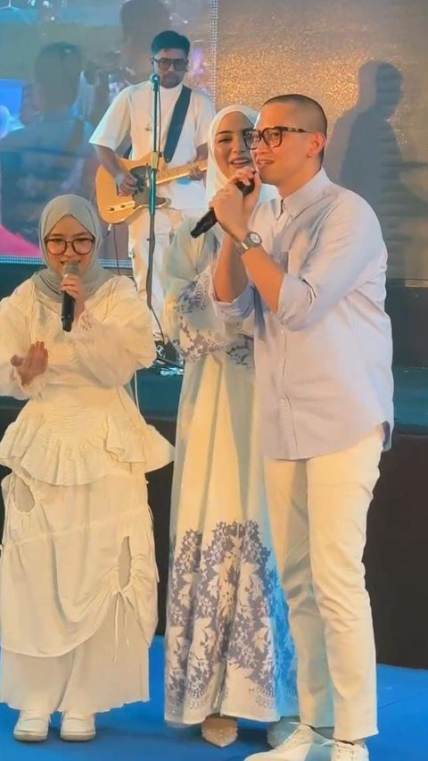 Potret Rezky Aditya Debut Jadi Penyanyi Langsung Duet Bareng Nissa Sabyan, Citra Kirana 'Kok Bisa Pede Banget'