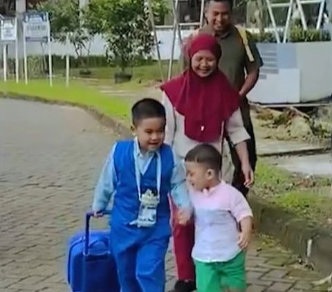 Portrait of Bobby and Kahiyang's First Day of School, Guarded by Paspampres