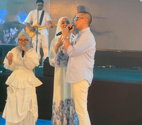 Potret Rezky Aditya Debut Jadi Penyanyi Langsung Duet Bareng Nissa Sabyan, Citra Kirana 'Kok Bisa Pede Banget'