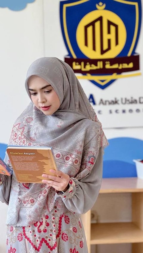 Ria Ricis has just inaugurated an Islamic school together with her brother, Oki Setiana Dewi, in the Bintaro area, South Tangerang.