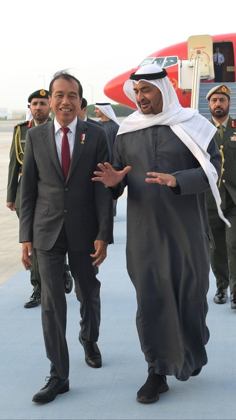 Jokowi Tiba di Abu Dhabi, Disambut Spesial Presiden MBZ Diiringi Rebana