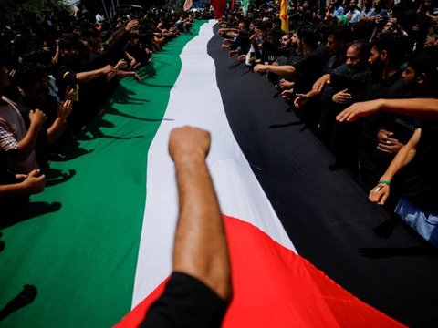 Muslim Syiah di Irak, Iran, Turki, dan sejumlah negara lain merayakan peringatan Asyura dengan penuh aksi pengorbanan. Asyura merupakan hari penting dalam kalender Islam, khususnya bagi komunitas Syiah, yang memperingati syahidnya Imam Hussein, cucu Nabi Muhammad, dalam Pertempuran Karbala.