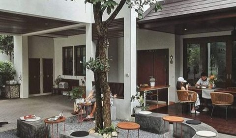 Desain Kafe Outdoor dengan Center Spot yang Menarik