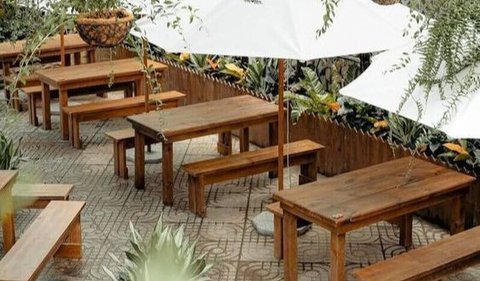 Desain Kafe Outdoor dengan Atap Payung untuk Suasana Santai