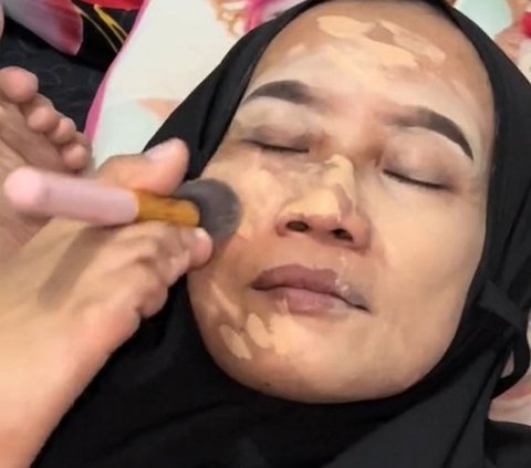 Viral Wanita Disabilitas Rias Ibunda Pakai Kaki, Begini Hasilnya yang Menakjubkan