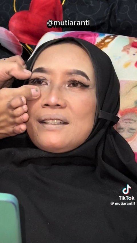 Viral Wanita Disabilitas Rias Ibunda Pakai Kaki, Begini Hasilnya yang Menakjubkan