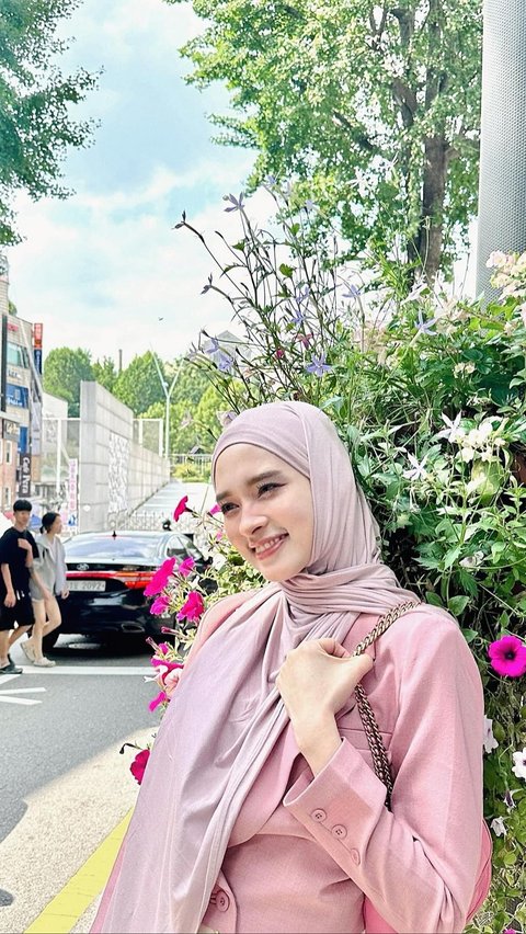 8 Momen Keseruan Inara Rusli Jalan-jalan di Korea Selatan, Netizen 'Cantiknya Sudah Seperti Orang Korea Gak Perlu Oplas'