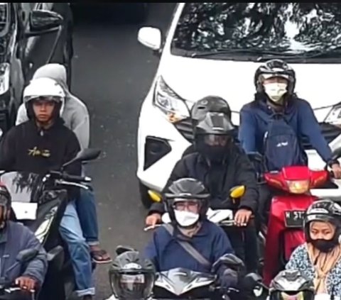 Pria Ini Dapat Teguran Petugas karena Tak Pakai Helm di Lampu Lalu Lintas, Ujungnya Malah Bikin Geleng Kepala