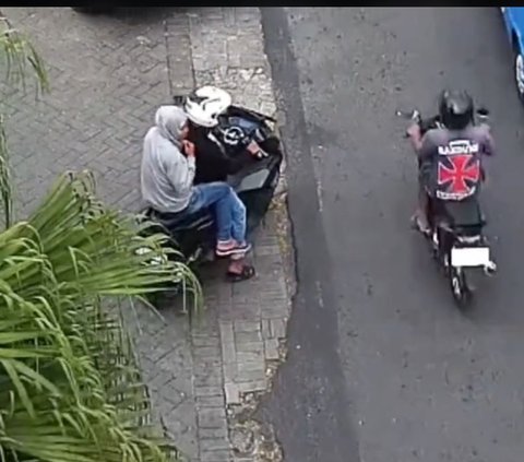 Pria Ini Dapat Teguran Petugas karena Tak Pakai Helm di Lampu Lalu Lintas, Ujungnya Malah Bikin Geleng Kepala