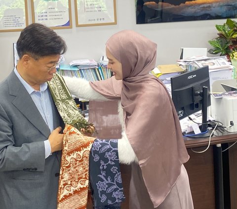 8 Momen Keseruan Inara Rusli Jalan-jalan di Korea Selatan, Netizen 'Cantiknya Sudah Seperti Orang Korea Gak Perlu Oplas'