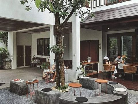 Desain Kafe Outdoor dengan Center Spot yang Menarik