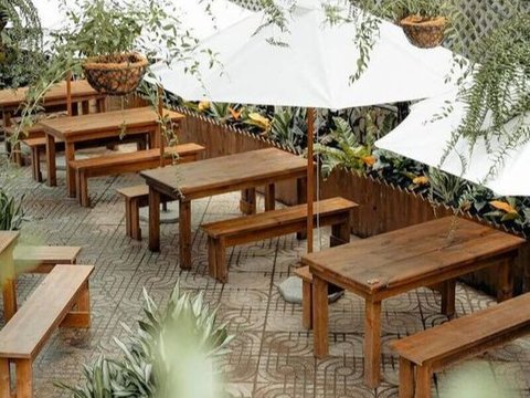 Desain Kafe Outdoor dengan Atap Payung untuk Suasana Santai