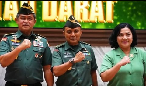 Kenaikan pangkat Brigadir Jenderal diberikan kepada Brigjen TNI Simon Petrus Kamlasi. <br>