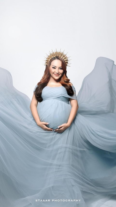 This is the latest portrait of Mpok Alpa while undergoing maternity photoshoot in the third trimester of her pregnancy.