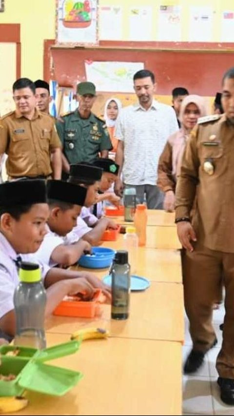 Limited Budget, Free Nutritious Meal Program by Prabowo Reduced to Rp7,500 per Child.