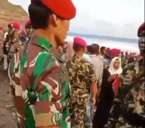 Kakak Adik Jadi Pasukan Elit TNI, Momen Sang Kakak Kopasus Penuh Rasa Bangga Beri Hormat Adiknya yang Resmi Jadi Marinir