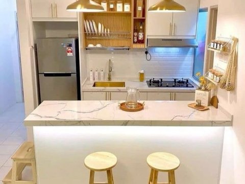 Dapur Desain Minimalis Sederhana di Desa dengan Meja Santai