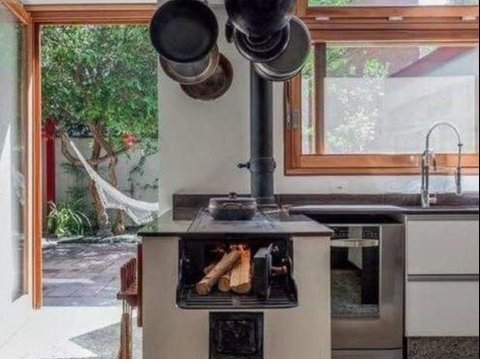 Desain Dapur Minimalis Sederhana di Desa dengan Penyimpanan Kayu Bakar