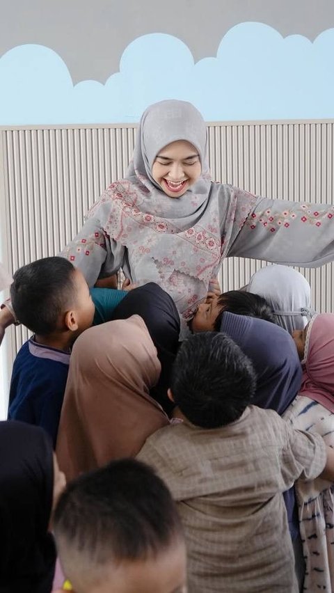 Pesona Ria Ricis Jadi Bu Guru, Mengajar di Sekolah Anak Usia Dini