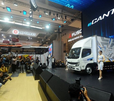 Mitsubishi Fuso Truck and Bus Corporation (MFTBC) secara resmi meluncurkan truk listrik pertama di Indonesia, Fuso eCanter, di pameran otomotif Gaikindo Indonesia International Auto Show (GIIAS) 2024. Foto: merdeka.com / Arie Basuki<br>