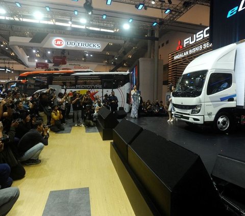 Jurnalis mengabadikan peluncuran  truk listrik pertama di Indonesia, Fuso eCanter, di pameran otomotif GIIAS 2024, Rabu (17/7) di Tangerang  Truk ini dilengkapi baterai truk Fuso eCanter berupa lithium ferro phosphate atau LFP berkapasitas 83 kWh, yang mampu menjelajah sejauh 140 kilometer.