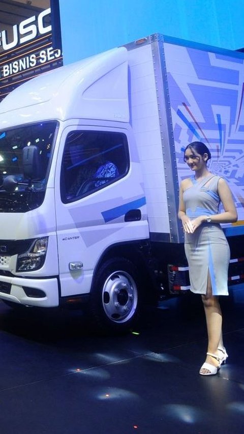Jurnalis mengabadikan peluncuran  truk listrik pertama di Indonesia, Fuso eCanter, di pameran otomotif GIIAS 2024, Rabu (17/7) di Tangerang  Truk ini dilengkapi baterai truk Fuso eCanter berupa lithium ferro phosphate atau LFP berkapasitas 83 kWh, yang mampu menjelajah sejauh 140 kilometer.