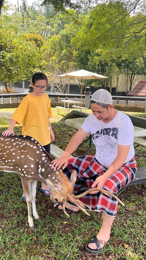 Sederhana Banget! Potret Pasha Ungu saat di Rumah, Tampil Hanya Pakai Sarung dan Kaus Oblong<br>