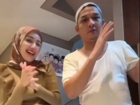 Sederhana Banget! Potret Pasha Ungu saat di Rumah, Tampil Hanya Pakai Sarung dan Kaus Oblong