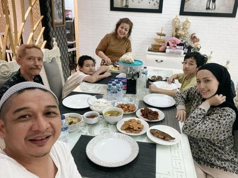 Sederhana Banget! Potret Pasha Ungu saat di Rumah, Tampil Hanya Pakai Sarung dan Kaus Oblong