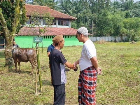 Sederhana Banget! Potret Pasha Ungu saat di Rumah, Tampil Hanya Pakai Sarung dan Kaus Oblong