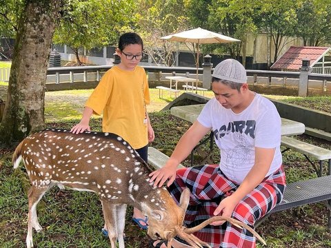 Sederhana Banget! Potret Pasha Ungu saat di Rumah, Tampil Hanya Pakai Sarung dan Kaus Oblong