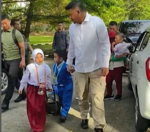 Very Compact, Kahiyang Ayu and Bobby Nasution Take Their Children to School on the First Day of School