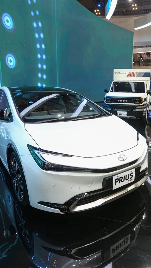 All New Prius HEV (Hybrid Electric Vehicle) dan All New Prius PHEV (Plug-in Hybrid Electric Vehicle) merupakan model terbaru dari Toyota yang mencuri perhatian. Foto: Liputan6.com/Angga Yuniar