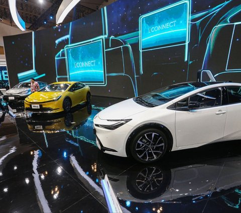 Deretan mobil terbaru Toyota dipamerkan dalam ajang Gaikindo Indonesia International Auto Show (GIIAS) 2024 di ICE BSD, Kabupaten Tangerang, Banten, Rabu (17/7/2024). Pada perhelatan GIIAS 2024, Toyota hadir dengan line up yang bervariasi, mulai dari mobil dengan teknologi elektrifikasi hingga divisi Gazoo Racing (GR). Foto: Liputan6.com/Angga Yuniar