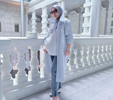 8 Stylish Photos of Syahrini Wearing Jeans Before Giving Birth