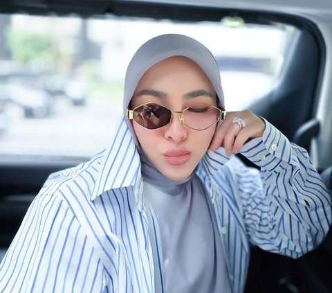 8 Stylish Photos of Syahrini Wearing Jeans Before Giving Birth