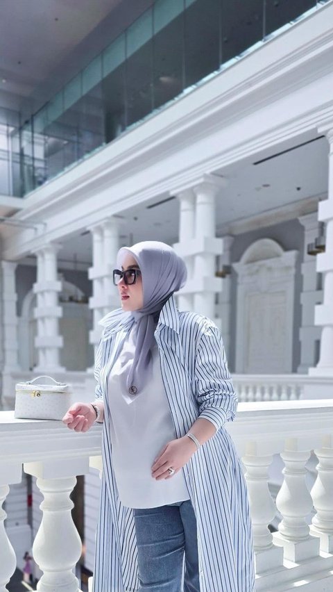 8 Potret Stylish Syahrini Pakai Celana Jeans Jelang Melahirkan