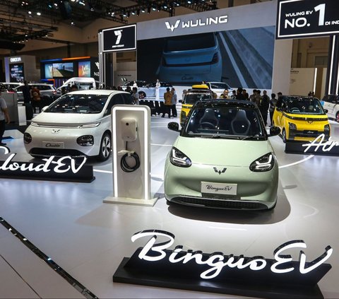 Deretan mobil listrik Wuling, mulai dari Cloud Ev, Binguo EV, dan Air EV, ditampilkan dalam ajang Gaikindo Indonesia International Auto Show (GIIAS) 2024 di ICE BSD, Kabupaten Tangerang, Banten, pada Rabu (17/7/2024). Perhelatan GIIAS 2024 sekaligus menjadi momen perayaan 7 tahun Wuling memasuki pasar Indonesia. Foto: Liputan6.com/Angga Yuniar