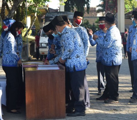 Sad Story of Honorary Teachers in Jakarta Being Fired Verbally by the Principal