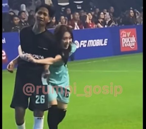 Embraced by Livy Renata in the Middle of the Field, Fajar Sadboy's Expression is Highlighted