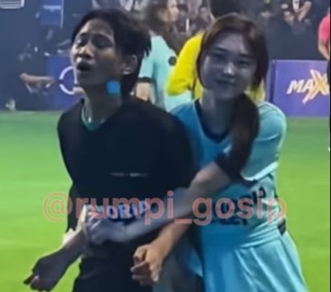 Embraced by Livy Renata in the Middle of the Field, Fajar Sadboy's Expression is Highlighted