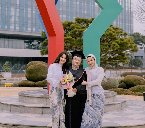 7 Portraits of Togetherness of Xaviera Putri with Her Equally Smart and Prestigious University Graduate Siblings