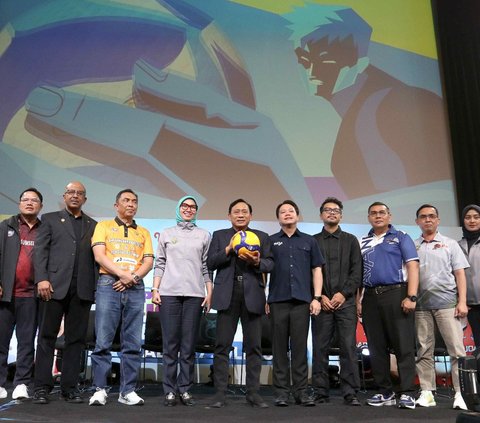 Ketum Persatuan Bola Voli Seluruh Indonesia (PP PBVSI) Imam Sudjarwo (tengah) dan Direktur Moji David Setiawan (empat kanan) berfoto bersama seusai konferensi pers di SCTV Tower, Jakarta, Rabu (17/7/2024). Elang Mahkota Teknologi (EMTEK Group) akan menayangkan laga final PLN Mobile ProLiga 2024. Foto: Liputan6.com/Herman Zakharia