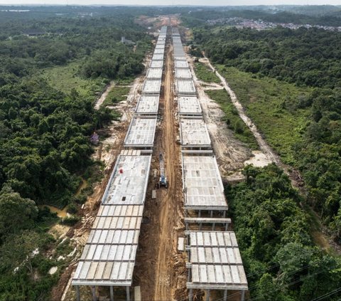 Foto udara memperlihatkan pembangunan jalan tol menuju Ibu Kota Nusantara (IKN) yang membelah hutan di Kalimantan Timur, pada 12 Juli 2024. Pembangunan jalan tol menuju IKN terus dikebut agar dapat digunakan secara fungsional menjelang upacara perayaan HUT ke-79 Kemerdekaan RI pada 17 Agustus 2024. Foto: STR/AFP