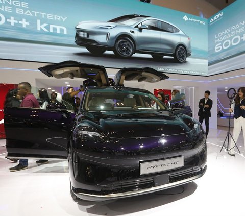 Sejumlah awak media dan kreator konten melihat mobil listrik AION Hyptec HT yang ditampilkan dalam ajang Gaikindo Indonesia International Auto Show (GIIAS) 2024 di ICE BSD, Kabupaten Tangerang, Rabu (17/7/2024). AION Indonesia memperkenalkan Hyptec HT, mobil listrik jenis SUV, di arena GIIAS 2024. Foto: Liputan6.com/Angga Yuniar