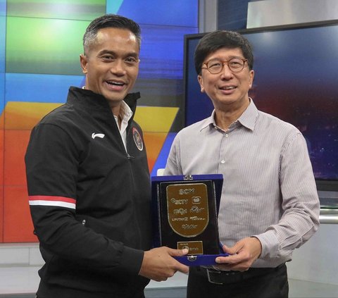 Chef de Mission Kontingen Indonesia untuk Olimpiade Paris 2024, Anindya Novyan Bakrie menerima cenderamata dari Direktur Utama Surya Citra Media (SCM) Sutanto Hartono selama kunjungan di SCTV Tower, Jakarta, Rabu (17/7/2024). Kunjungan tersebut dilakukan untuk berdiskusi dalam rangka menyambut perhelatan Olimpiade 2024 di Paris, Prancis. Foto: Liputan6.com/Herman Zakharia