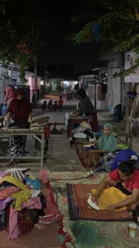 Emak-Emak di Cikarang Ini Setrika Baju Bareng Tetangga di Depan Rumah, Aksinya Curi Perhatian<br>